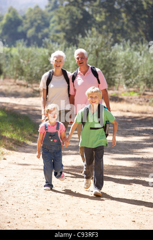 Coppia senior e i nipoti del paese a piedi Foto Stock