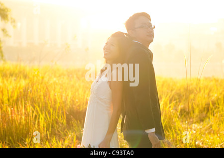 Outdoor sposa e lo Sposo, circondato dalla mattina naturale golden la luce del sole. Foto Stock