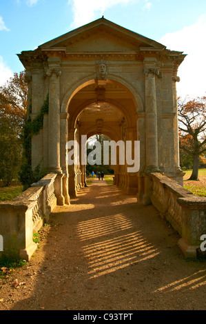 Ponte Pallaidian in splendidi giardini di Stowe in North Buckinghamshire Uk bagnata in autunno al sole con le ombre Foto Stock