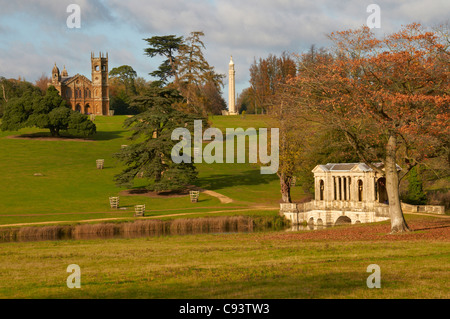 Un antico tempio gotico, il ponte palladiano e monumento in splendidi giardini di Stowe in North Buckinghamshire