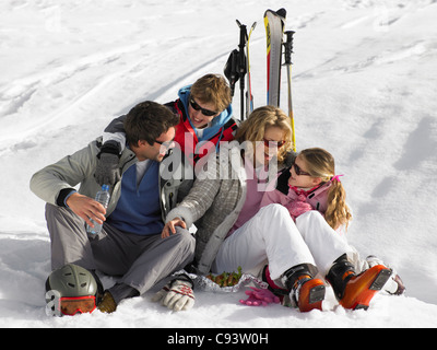 Giovane Famiglia in vacanza sciistica Foto Stock