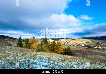 Ottobre Carpazi altopiano di montagna con la prima neve invernale e autunno foglie colorate Foto Stock