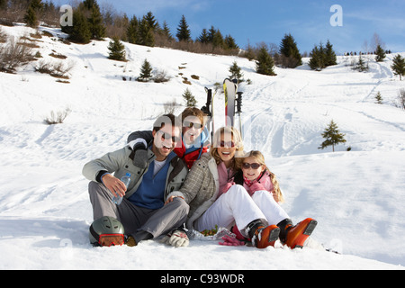 Giovane Famiglia in vacanza sciistica Foto Stock