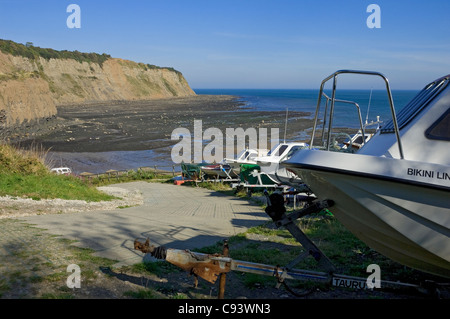 Barche in barca sullo scivolo in estate Robin Hoods Bay North Yorkshire Inghilterra Regno Unito GB Gran Bretagna Foto Stock