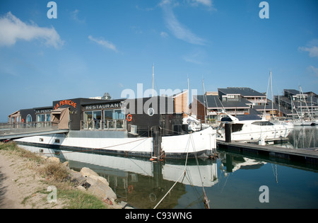 Ristorante Foating nave La péniche in alta società località balneare di Deauville sulla Côte Fleurie in Normandie, Francia Foto Stock