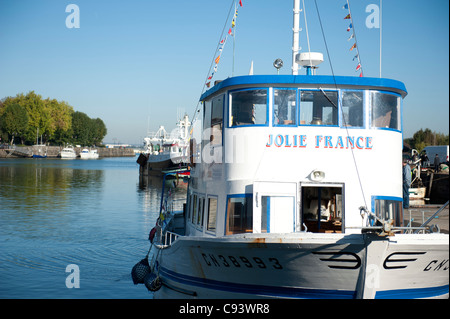 La pesca in barca ormeggiata presso la banchina del porto esterno, i pescatori commerciali del porto bassin, a Honfleur in Normandia, Francia Foto Stock