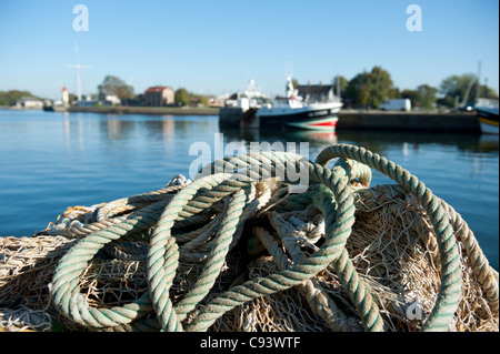 Attrezzi di pesca sulla banchina del porto esterno, la pesca commerciale barca bassin di Honfleur, top meta turistica in Normandia, Francia Foto Stock