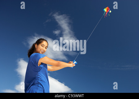 Ragazza adolescente volare un aquilone Foto Stock