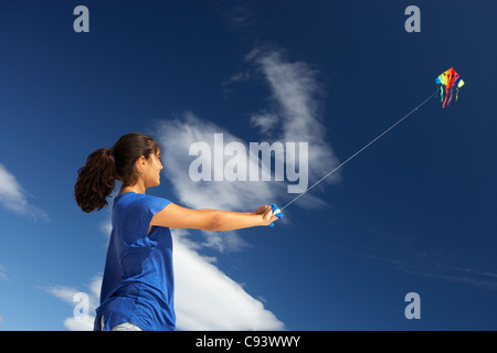 Ragazza adolescente volare un aquilone Foto Stock