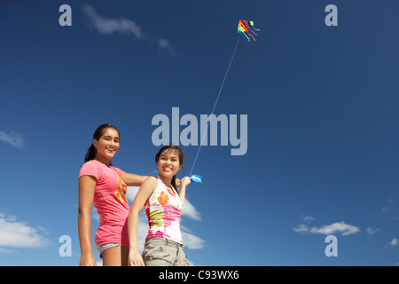 Le ragazze adolescenti volare un aquilone Foto Stock