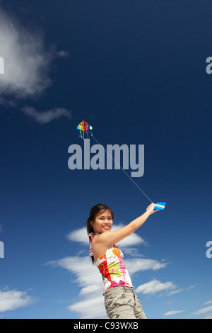 Ragazza adolescente volare un aquilone Foto Stock