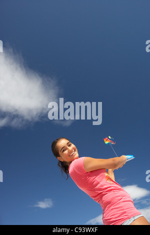 Ragazza adolescente volare un aquilone Foto Stock