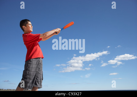 Ragazzo adolescente a giocare a baseball Foto Stock