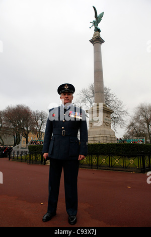 RAF officer presso il giorno dell'Armistizio (Giorno del Ricordo) cerimonia e la dedizione del Memorial Wall a Sunderland, Tyne and Wear, Inghilterra. La cerimonia ha onorato il servizio persone che sono caduti in conflitto. Foto Stock