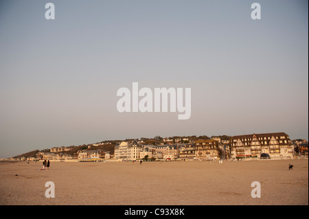 Spiaggia di sabbia della città balneare di Trouville-sur-Mer all'estuario del fiume Touques in Normandia, Francia Foto Stock