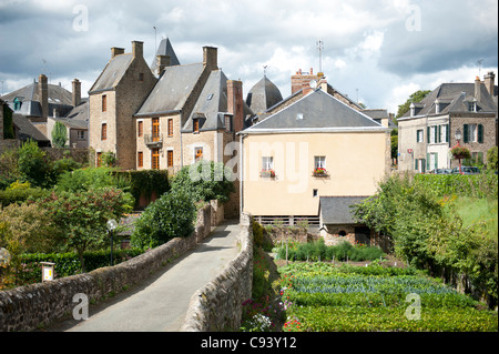 Lassay Les Châteaux, una Petite Cité de Caractère nel dipartimento della Mayenne del Pays de la Loire in Francia Foto Stock