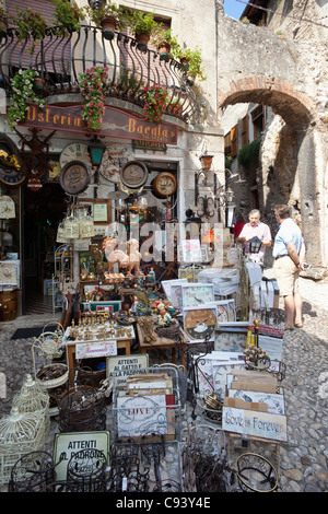 L'Italia, Veneto, Lago di Garda, Malcesine, negozio di antiquariato Display Foto Stock