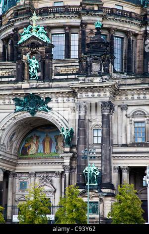 Dettaglio in primo piano della facciata della Berliner Dom o la Cattedrale di Berlino, Germania Foto Stock