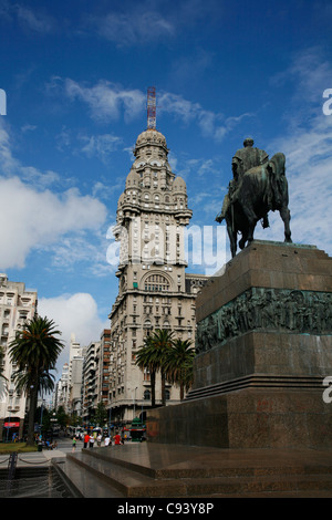 Plaza Independencia, la piazza principale della città nella città vecchia di Montevideo, Uruguay. Foto Stock