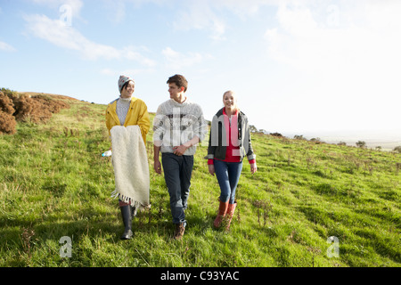 Giovani amici del paese a piedi Foto Stock