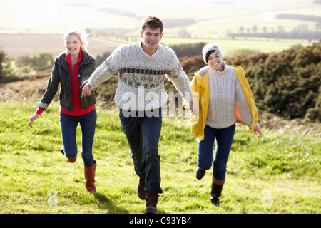 Giovani amici del paese a piedi Foto Stock