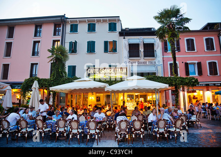 L'Italia, Lombardia, Lago di Garda, Simione, caffè all'aperto Foto Stock