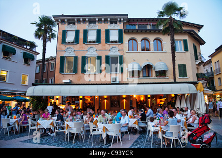 L'Italia, Lombardia, Lago di Garda, Simione, caffè all'aperto Foto Stock