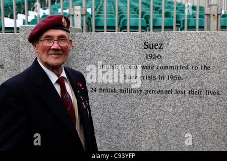 Suez veterano John McLachlan (Royal Engineers) presso la nuova città dedicata di Sunderland Memorial Wall a Sunderland, Tyne and Wear, Inghilterra. Il muro è stato eretto in prossimità del cenotafio con i fondi raccolti dai fratelli in armi, un gruppo di famiglie che hanno perso i propri cari nei recenti conflitti. Foto Stock