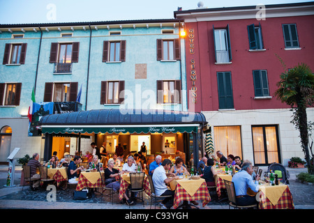 L'Italia, Lombardia, Lago di Garda, Simione, caffè all'aperto Foto Stock