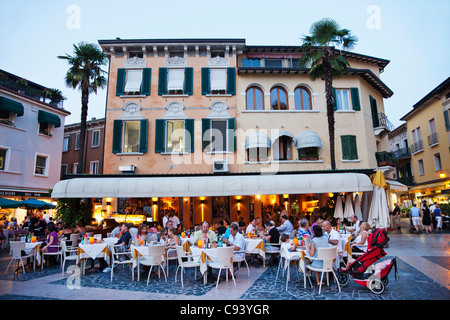 L'Italia, Lombardia, Lago di Garda, Simione, caffè all'aperto Foto Stock