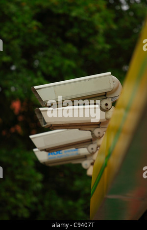 Più telecamere TVCC sulla copertura di un edificio. Foto Stock