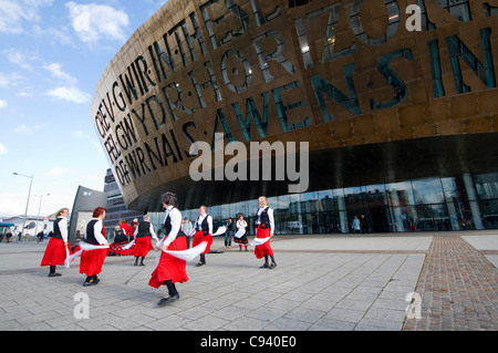 Morris ballerini al di fuori del Millennium Centre di Cardiff. Foto Stock