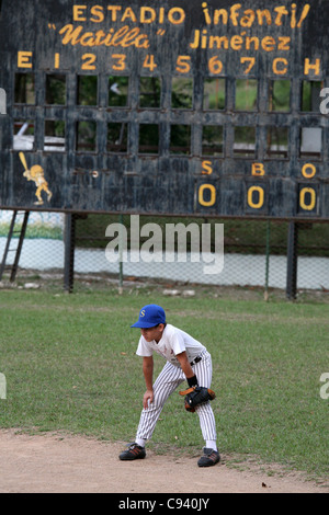 I bambini della scuola di baseball in Santa Clara, Cuba. Foto Stock