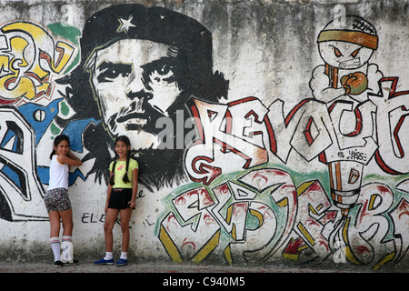 I bambini giocano accanto al grande ritratto di Ernesto Che Guevara a Santa Clara, Cuba. Foto Stock