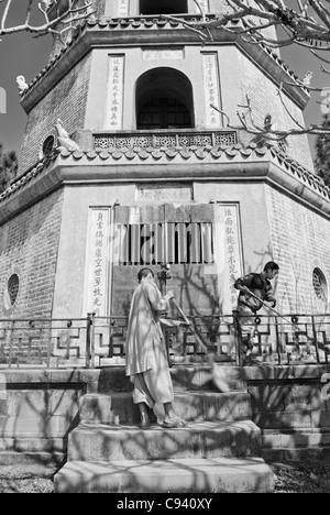 Asia, Vietnam, Tonalità. Thap Phuoc Duyen (fonte di felicità Torre) a Thien Mu (celeste signora Pagoda). Designato dall'UNESCO. Foto Stock