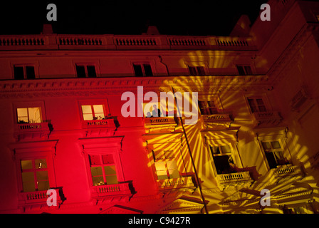 Luci festose sull'edificio durante la notte dei falò in Cleveland Square, la gente celebra Foto Stock