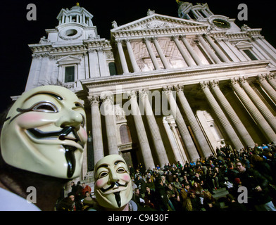 I manifestanti che indossano maschere a occupare Londra protestare fuori la Cattedrale di San Paolo a Londra Foto Stock