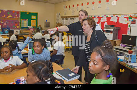 Gli insegnanti presidente dell unione Randi Weingarten visite terzo grado di classe a Palmer Park Accademia preparatoria Foto Stock