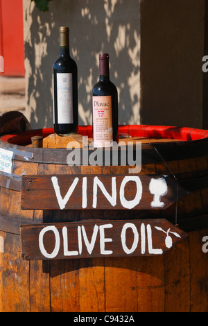 Il Plavac e Postup bottiglia di vino nella parte anteriore del negozio del vino in Croazia Foto Stock