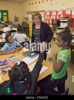 Gli insegnanti presidente dell unione Randi Weingarten visite terzo grado di classe a Palmer Park Accademia preparatoria Foto Stock