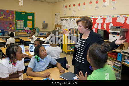 Gli insegnanti presidente dell unione Randi Weingarten visite terzo grado di classe a Palmer Park Accademia preparatoria Foto Stock