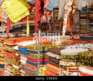 Telaio completo prendere di tappezzeria colorata in un mercato di strada in stallo Foto Stock