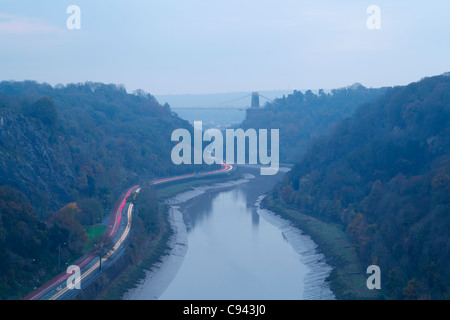 Ora di punta del traffico su Portway lungo la Avon Gorge. Bristol. In Inghilterra. Regno Unito. Foto Stock