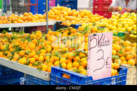 Colori d'autunno producono sullo schermo in un mercato di strada Foto Stock