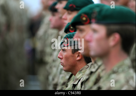 11.11.11. Royal Marine Commando prendere parte al servizio di ricordo per contrassegnare il giorno dell'Armistizio a Plymouth Hoe nel Devon. Foto Stock