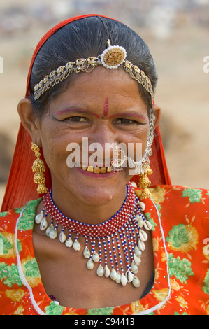 Ritratto di una donna di Rajasthani con denti d'oro ornata da indossare gioielli, Pushkar Mela, Pushkar, Rajasthan, India Foto Stock