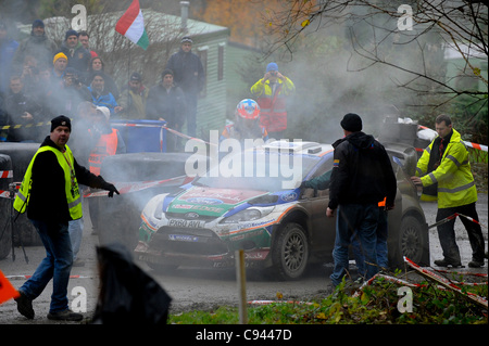 11.11.2011 Gwynedd, Galles. Mikko Hirvonen (FIN) e Co-Driver Jarmo Lehtinen (FIN) in #3 Ford Abu Dhabi World Rally Team Ford Fiesta RS WRC sono frequentati per la loro auto fuma dopo un testacoda alla prima passata della fase Dyfnant (SS7) durante il giorno 2 della FIA WRC Rally Galles GB. Credito obbligatori: Foto Stock