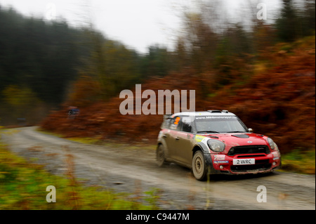 11.11.2011 Gwynedd, Galles. Kris Meeke (GBR) e Co-Driver Paul Nagle (IRL) in #52 MINI Team WRC MINI John Cooper Works in azione sul primo passaggio della fase Dyfnant (SS7) durante il giorno 2 della FIA WRC Rally Galles GB. Credito: ActionPlus Foto Stock