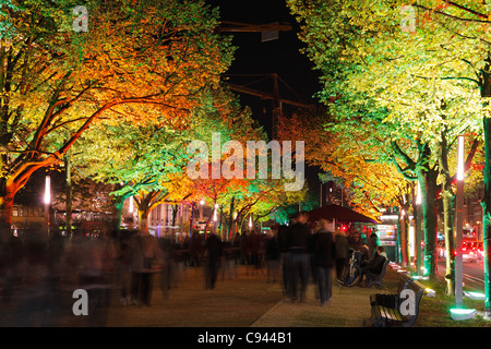 Il viale Unter den Linden in Berlin durante la festa delle luci 2011; la strada sotto i tigli Foto Stock