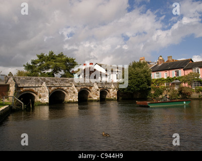 Ponte sul fiume Avon in Christchurch Dorset England Regno Unito Foto Stock